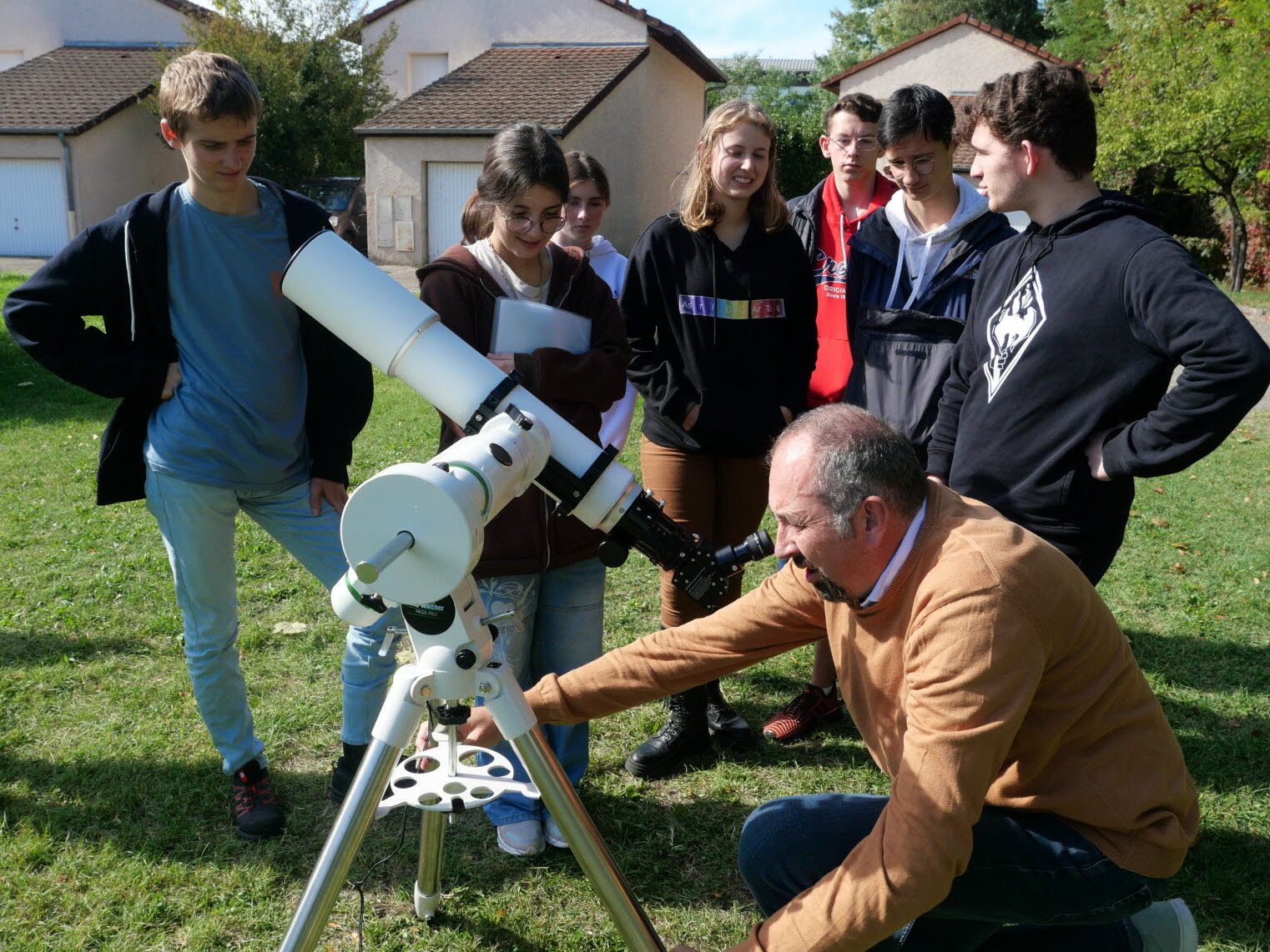 Le groupe d'astronomie en action (crédits photo : Le Dauphiné Libéré / Lisa Rodrigues).
